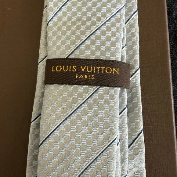 Elegant LV Striped Tie in Blue and gray - Picture 4 of 5